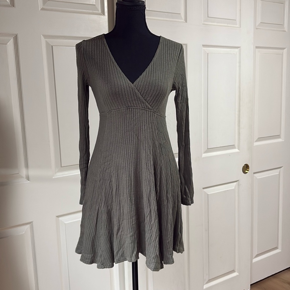 American Eagle long sleeve dress in green